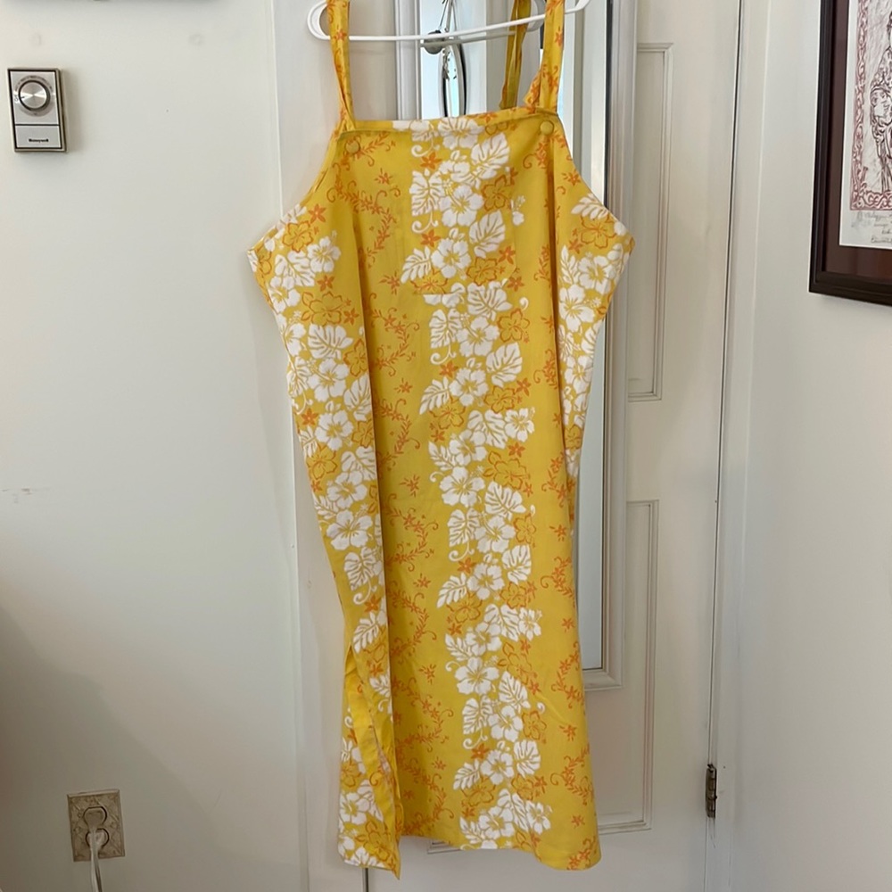 Vintage apron dress in Hawaiian pattern. 58” around—it might be size 26?